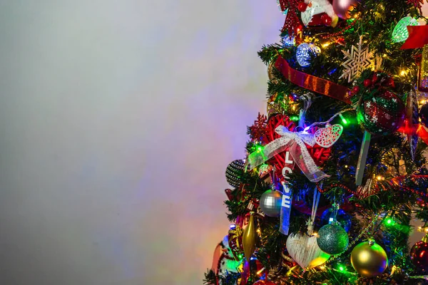 Bela Árvore Natal Com Luzes Decorações — Fotografia de Stock