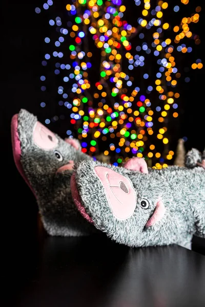 Kışın Bacakları Bulanık Işıklarda Noel Çorapları — Stok fotoğraf