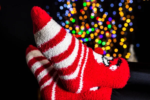 Kışın bacakları Bulanık ışıklarda Noel çorapları