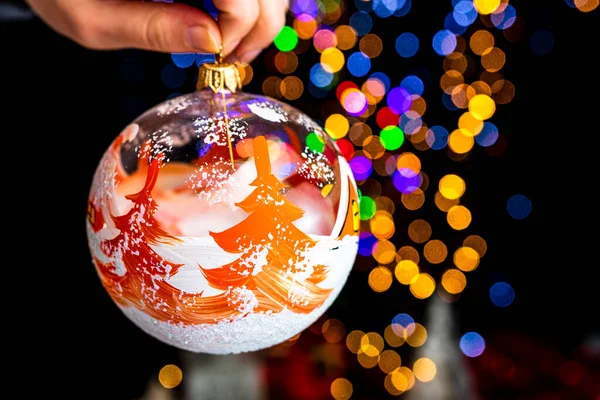 Tenendo Decorazione Natale Contro Bokeh Luci Sfondo — Foto Stock