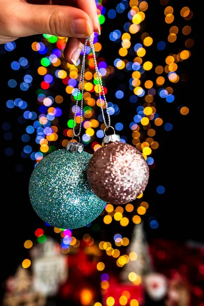 Segurando Decoração Natal Contra Bokeh Luzes Fundo — Fotografia de Stock