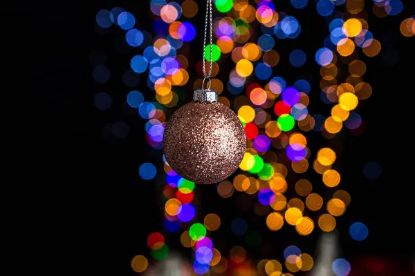 Weihnachtsdekoration Vor Bokeh Licht Hintergrund Halten — Stockfoto