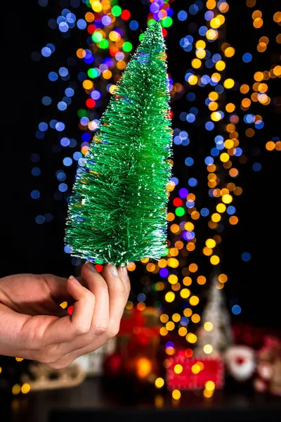 Segurando Decoração Natal Contra Bokeh Luzes Fundo — Fotografia de Stock