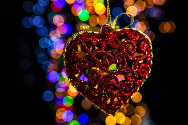 Tenendo Decorazione Natale Contro Bokeh Luci Sfondo — Foto Stock