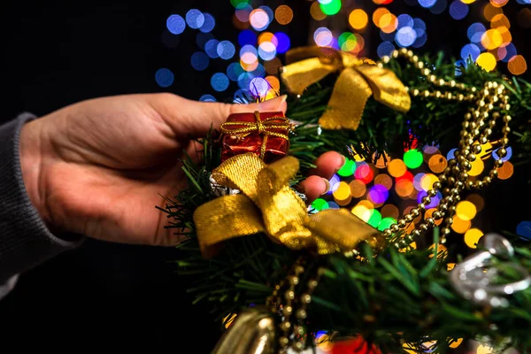 Segurando Decoração Natal Contra Bokeh Luzes Fundo — Fotografia de Stock