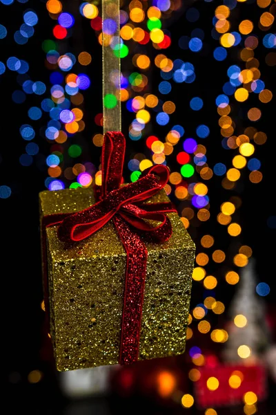 Hålla Jul Dekoration Mot Bokeh Ljus Bakgrund — Stockfoto