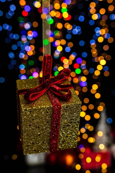 Segurando Decoração Natal Contra Bokeh Luzes Fundo — Fotografia de Stock