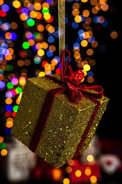 Het Houden Van Kerstversiering Tegen Bokeh Lichten Achtergrond — Stockfoto