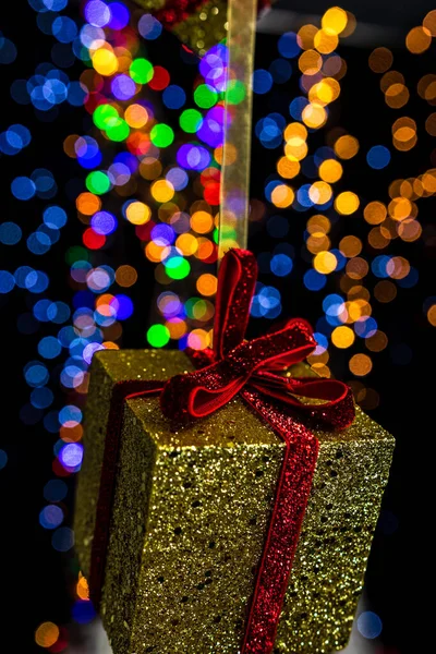 Het Houden Van Kerstversiering Tegen Bokeh Lichten Achtergrond — Stockfoto