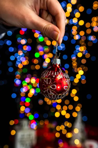 Tenant Décoration Noël Sur Fond Lumières Bokeh — Photo