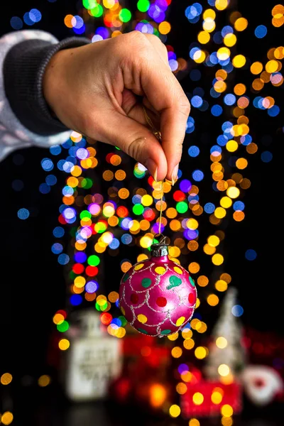 Weihnachtsdekoration Vor Bokeh Licht Hintergrund Halten — Stockfoto