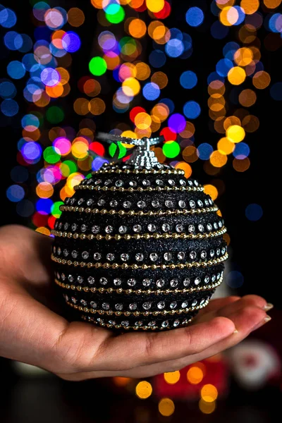 Tenant Décoration Noël Sur Fond Lumières Bokeh — Photo