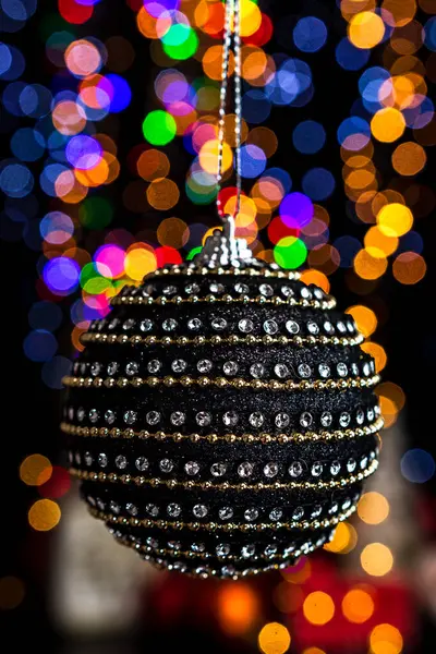 Tenendo Decorazione Natale Contro Bokeh Luci Sfondo — Foto Stock