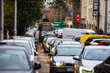 Romanya 'nın başkenti Bükreş' te sabah ve akşam araba trafiği, kirlilik, trafik sıkışıklığı