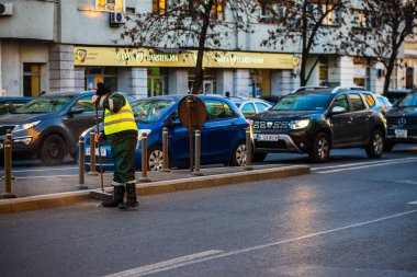 Romanya 'nın başkenti Bükreş' te sabah ve akşam araba trafiği, kirlilik, trafik sıkışıklığı