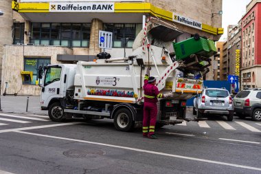 Romanya 'nın başkenti Bükreş' te sabah ve akşam araba trafiği, kirlilik, trafik sıkışıklığı