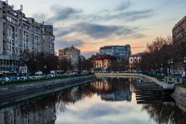 Romanya 'nın başkenti Bükreş' te sabah ve akşam araba trafiği, kirlilik, trafik sıkışıklığı