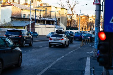 Romanya 'nın başkenti Bükreş' te sabah ve akşam araba trafiği, kirlilik, trafik sıkışıklığı