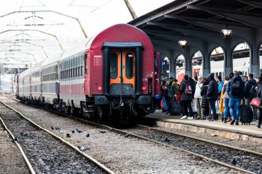 Bükreş, Romanya 'daki Bükreş (Gara de Nord Bükreş) tren istasyonunda ya da hareket halindeki tren platformunda 2022