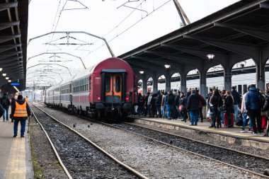 Bükreş, Romanya 'daki Bükreş (Gara de Nord Bükreş) tren istasyonunda ya da hareket halindeki tren platformunda 2022