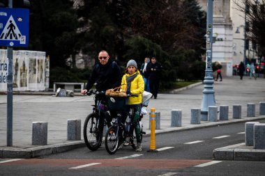 Şehrin sokaklarında bisiklet sürmek. Bükreş, Romanya, 2022 'de işe gidip gelmek