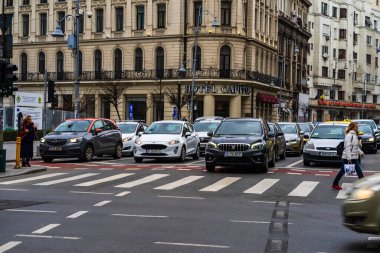 Romanya 'nın başkenti Bükreş' te sabah ve akşam araba trafiği, kirlilik, trafik sıkışıklığı
