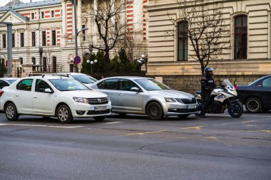 Romanya 'nın başkenti Bükreş' te sabah ve akşam araba trafiği, kirlilik, trafik sıkışıklığı