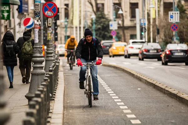 Biciklizni Város Utcáin Ingázás Munkába Bukarestben Romániában 2022 — Stock Fotó