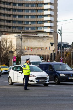 Romanya 'nın başkenti Bükreş' te sabah ve akşam araba trafiği, kirlilik, trafik sıkışıklığı