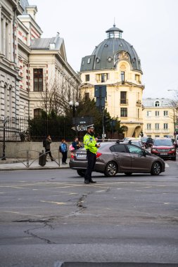 Romanya 'nın başkenti Bükreş' te sabah ve akşam araba trafiği, kirlilik, trafik sıkışıklığı