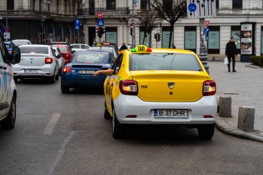 Romanya 'nın başkenti Bükreş' te sabah ve akşam araba trafiği, kirlilik, trafik sıkışıklığı