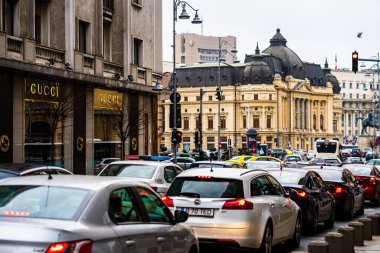 Romanya 'nın başkenti Bükreş' te sabah ve akşam araba trafiği, kirlilik, trafik sıkışıklığı