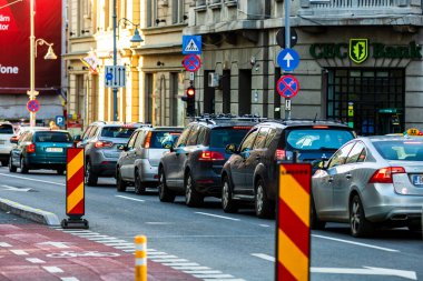 Romanya 'nın başkenti Bükreş' te sabah ve akşam araba trafiği, kirlilik, trafik sıkışıklığı