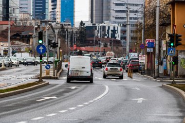 Romanya 'nın başkenti Bükreş' te sabah ve akşam araba trafiği, kirlilik, trafik sıkışıklığı