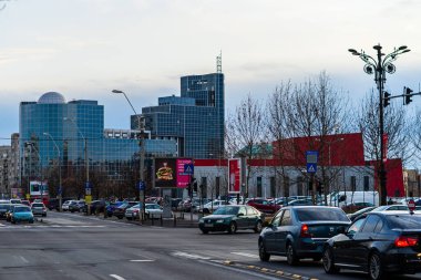 Romanya 'nın başkenti Bükreş' te sabah ve akşam araba trafiği, kirlilik, trafik sıkışıklığı