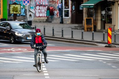 Şehrin sokaklarında bisiklet sürmek. Bükreş, Romanya, 2022 'de işe gidip gelmek