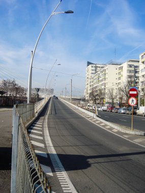 Romanya 'nın başkenti Bükreş' te sabah ve akşam araba trafiği, kirlilik, trafik sıkışıklığı