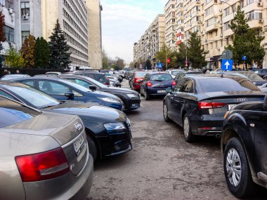 Romanya 'nın başkenti Bükreş' te sabah ve akşam araba trafiği, kirlilik, trafik sıkışıklığı