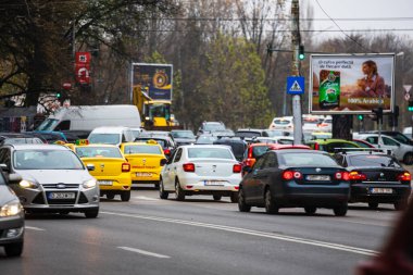 Romanya 'nın başkenti Bükreş' te sabah ve akşam araba trafiği, kirlilik, trafik sıkışıklığı