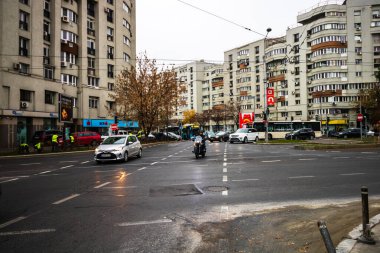 Romanya 'nın başkenti Bükreş' te sabah ve akşam araba trafiği, kirlilik, trafik sıkışıklığı