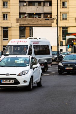 Romanya 'nın başkenti Bükreş' te sabah ve akşam araba trafiği, kirlilik, trafik sıkışıklığı