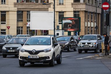 Romanya 'nın başkenti Bükreş' te sabah ve akşam araba trafiği, kirlilik, trafik sıkışıklığı