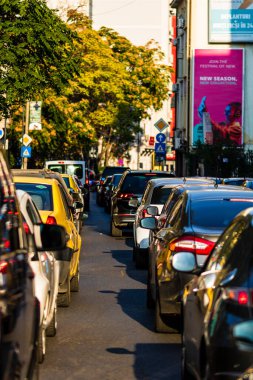 Romanya 'nın başkenti Bükreş' te sabah ve akşam araba trafiği, kirlilik, trafik sıkışıklığı