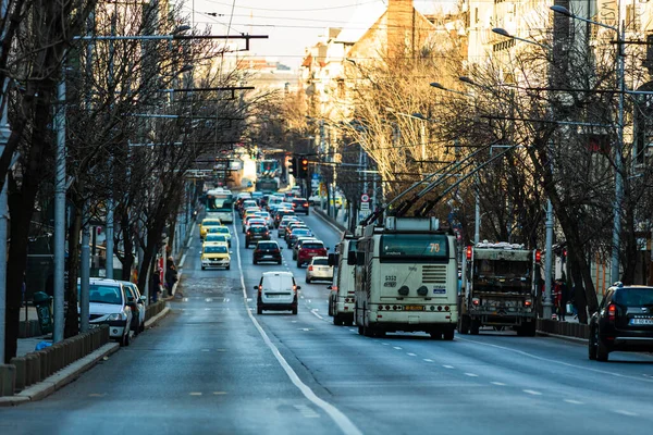 車の交通 ルーマニア 2022年の首都ブカレストの朝と夜の交通渋滞 — ストック写真