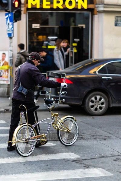 Andare Bicicletta Strade Della Città Pendolari Lavorare Bucarest Romania 2022 — Foto Stock