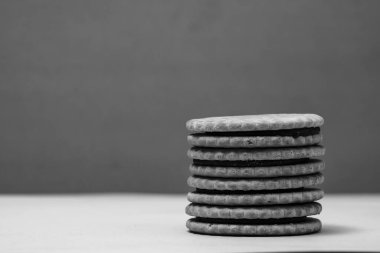 Çikolata kremalı yuvarlak bisküviler, çikolata dolu sandviç bisküvileri.