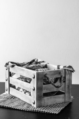 Köy sandığında taze pişmiş jambon ve peynirli börek.