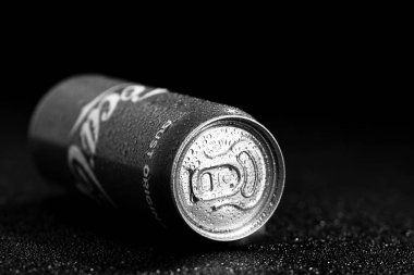 Klasik Coca-Cola kutusu. Bükreş, Romanya, 2022