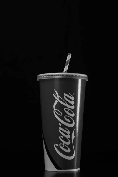 经典的可口可乐可以 2022年 罗马尼亚布加勒斯特 — 图库照片
