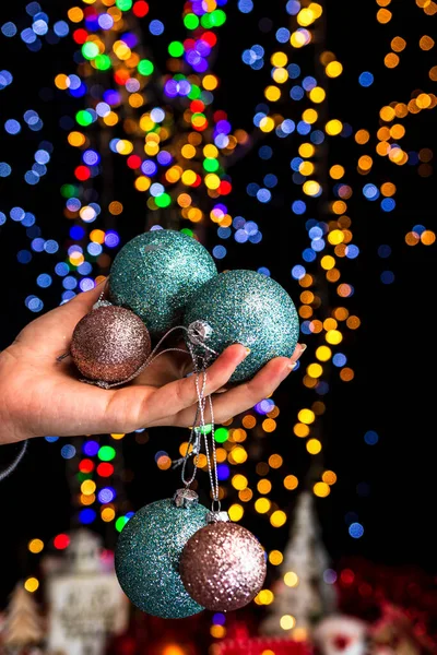 Tenendo Decorazione Natale Contro Bokeh Luci Sfondo — Foto Stock